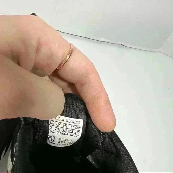 ADDIAS NWOB Light Motion (End Plastic Waste) Black and White Sneaker Sz 3 Youth - Picture 8 of 9